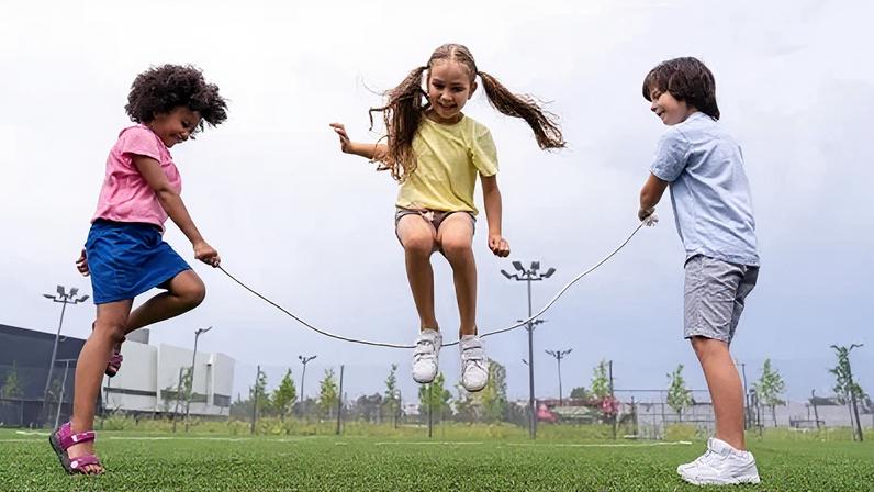 Pais tentam fazer com que crianças brinquem sem o uso de telas