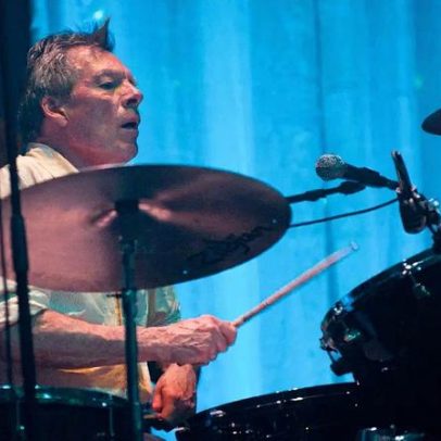 Baterista do The Pogues, Andrew Ranken, morre aos 72 anos
