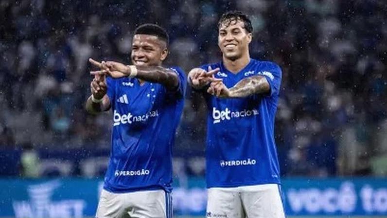 Keny Arroyo e Kaio Jorge celebram gol do Cruzeiro em partida contra o América-MG, pelo Campeonato Mineiro.
