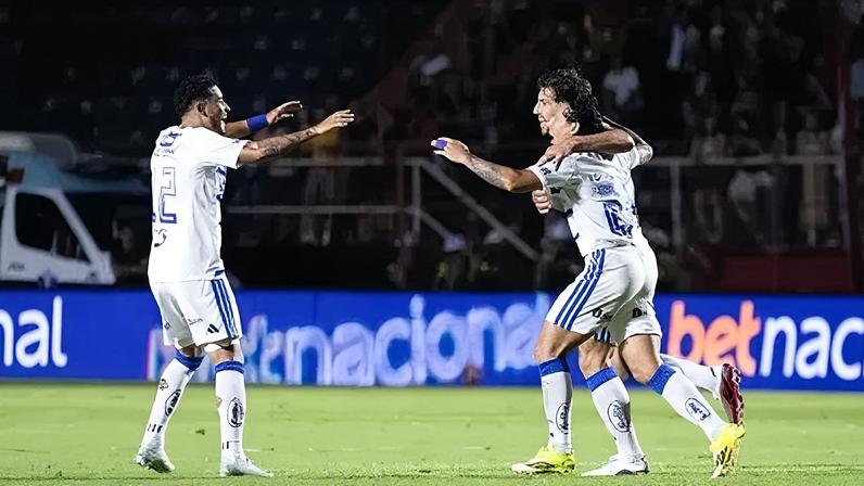 Lucas Silva comemora gol com companheiros de equipe