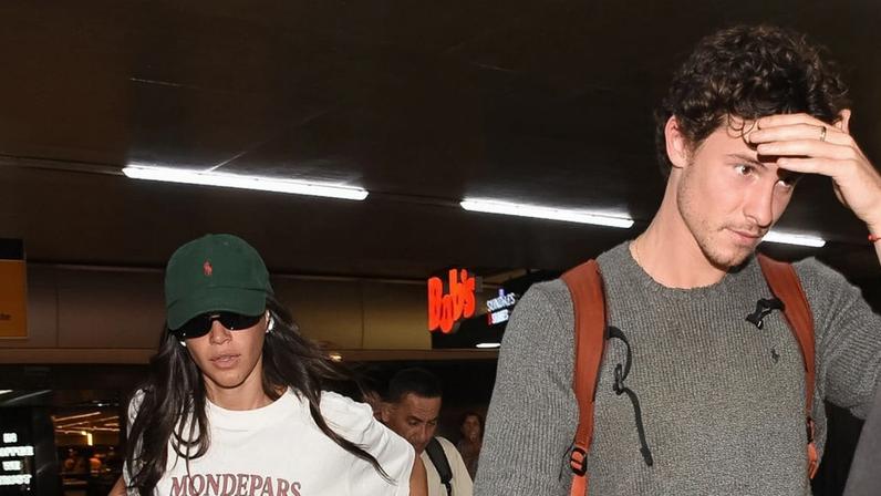 Bruna Marquezine e Shawn Mendes no Carnaval chamam atenção por chinelo Havaianas