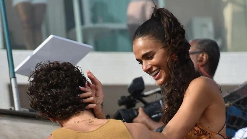 Bruna Marquezine e Shawn Mendes BEIJAM MUITO no trio de Ivete Sangalo e são flagrados dando 'amasso intenso'