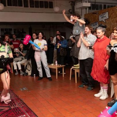 Clube de artistas da classe trabalhadora amplia atuação de Londres para Manchester