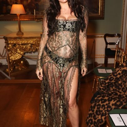 Daisy Lowe grávida usa vestido de renda transparente inspirado em Rihanna