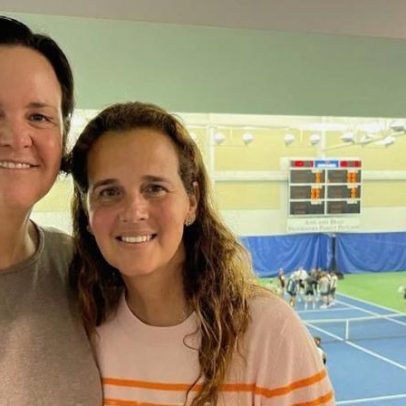 Ex-parceiras Davenport e Fernandez veem filhos jogarem dupla na NCAA