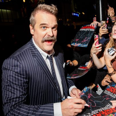 David Harbour continua buscando amor no app Raya