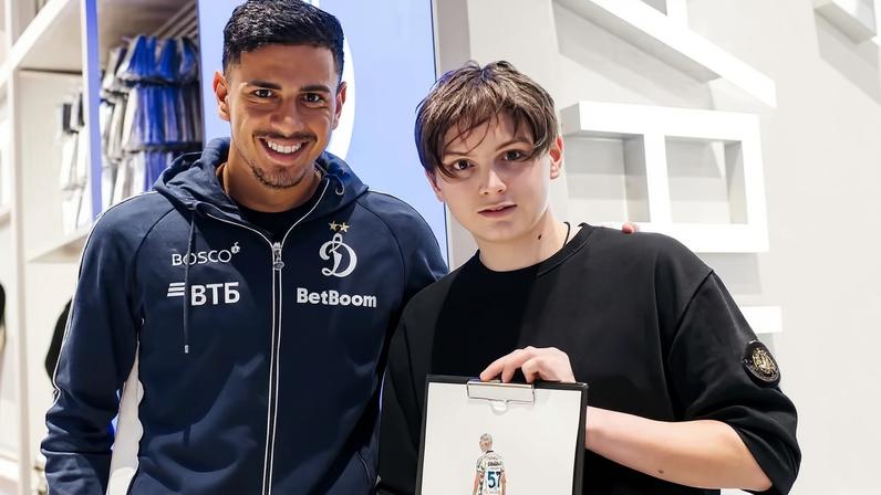 David Ricardo em sessão de fotos e autógrafos antes de estreia pelo Dínamo — Foto: Divulgação / Dínamo Moscou