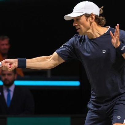 De Minaur vira e avança à semi em Roterdã pelo 3º ano seguido