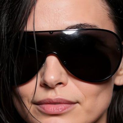 Demi Moore surge com cabelos curtos na Semana de Moda de Milão