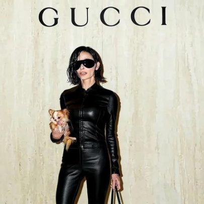 Demi Moore adota cabelo bob e look de couro para Gucci