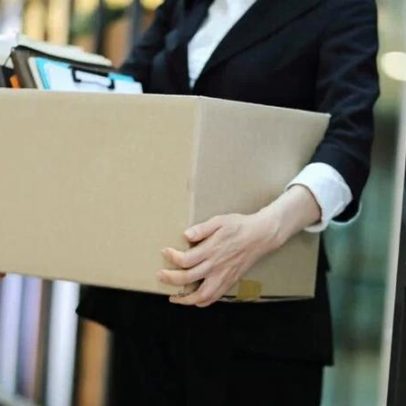 IA acelera demissões globais e pressiona o mercado de trabalho