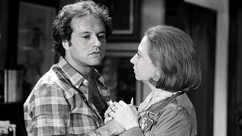 Dennis Carvalho e Fernanda Montenegro, como Inácio e Chica, em 'Brilhante' (Globo, 1981). Na novela, personagem da atriz não aceitava a homossexualidade do filho — Foto: TV Globo