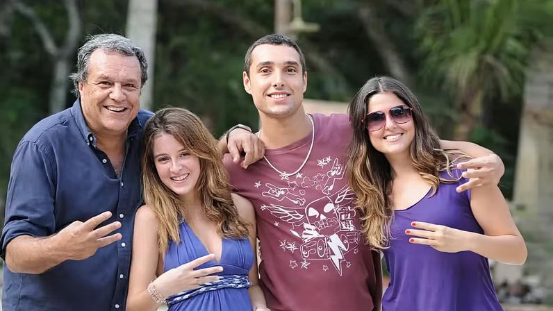 Dennis Carvalho e os filhos Luiza, Leonardo e Tainah em registro de 2008