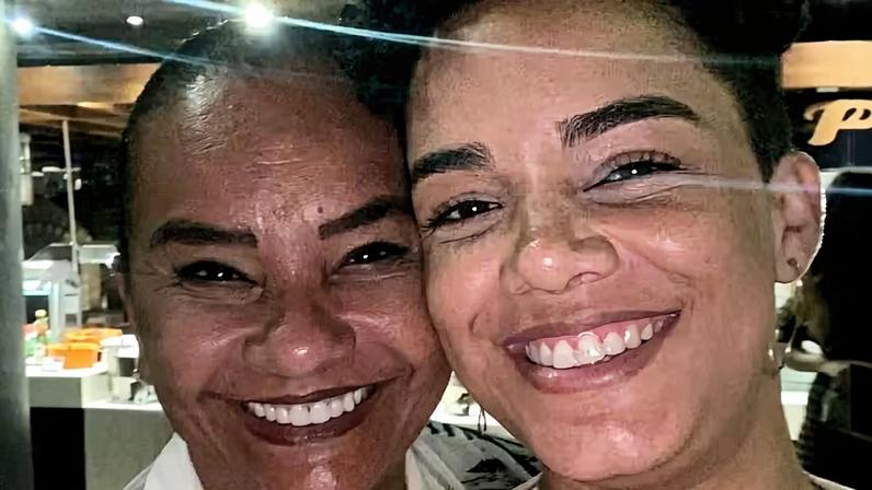 Morena Mariah ao lado da mãe, Solange Couto