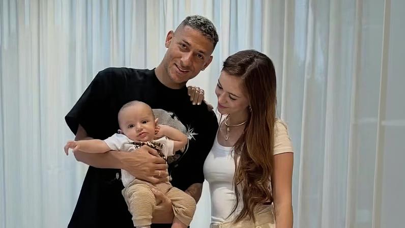 Amanda Araújo ao lado do namorado, Richarlison, e do filho, Richarlison Jr.