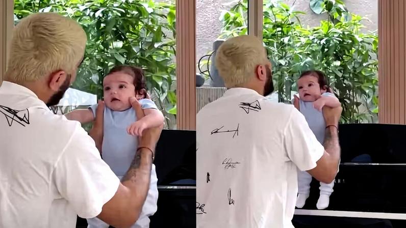 Nattan coloca a filha, Zuza, para 'tocar' piano — Foto: Reprodução/Instagram
