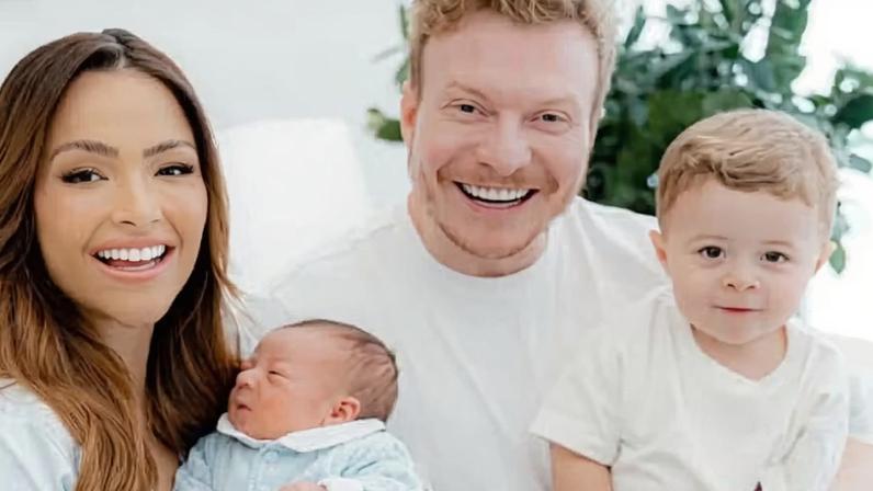 Gabi Luthai ao lado do marido e filhos — Foto: Reprodução/Instagram