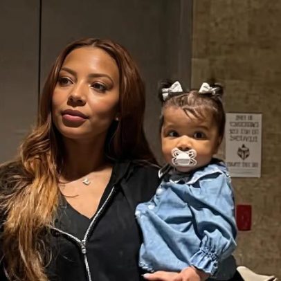 Ludmilla surge com a filha Zuri no colo em público