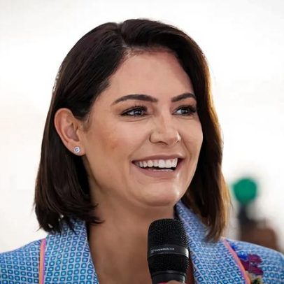 Michelle mostra carta de Bolsonaro pelos 18 anos de união nas redes