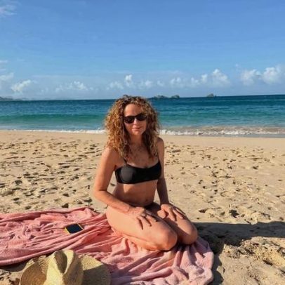 Jennifer Grey, 65, curte sol com maiôs pretos