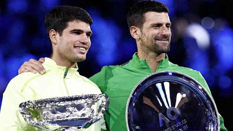 Carlos Alcaraz e Novak Djokovic (Foto: Tennis Australia)