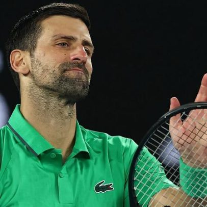 Djokovic mantém bom humor após derrota e brinca com a idade