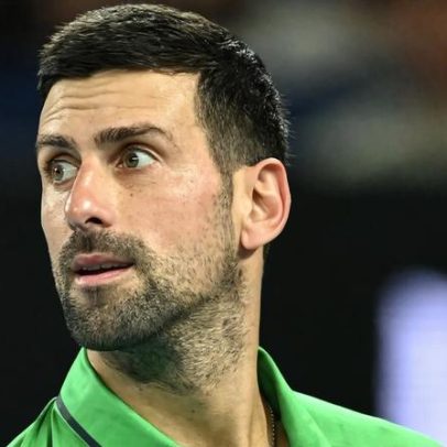 Política sérvia ironiza Djokovic e imprensa do país o defende