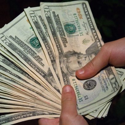 Dólar encerra em R$ 5,12 no menor nível desde maio de 2024