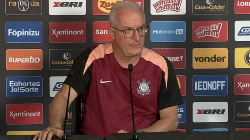 Dorival Jr. durante entrevista coletiva após o título do Corinthians na Supercopa