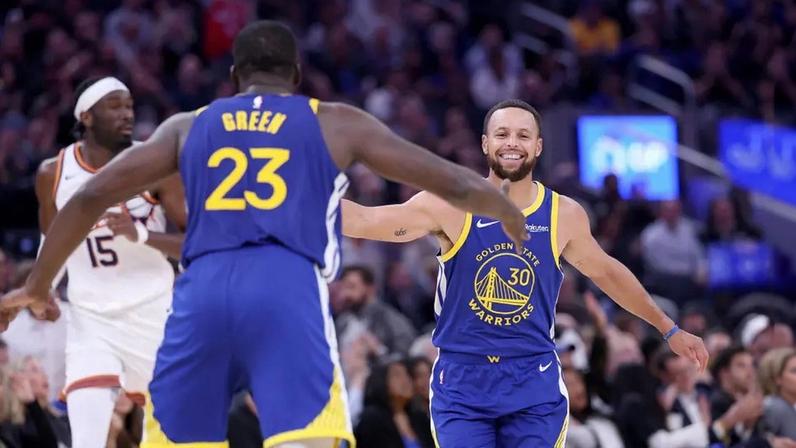 Draymond Green e Stephen Curry em jogo entre Golden State Warriors e Phoenix Suns na NBA (Foto: Ezra Shaw / Getty Images / AFP)