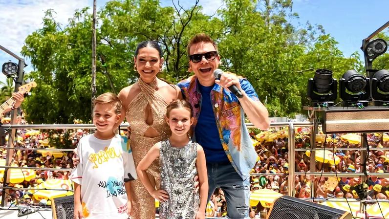 Michel Teló leva Thais Fersoza, Melinda e Teodoro a bloco de Carnaval — Foto: Will Dias/BrazilNews