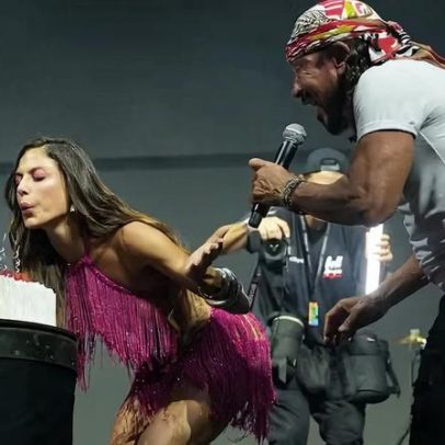 Mari Gonzalez recebe bolo de aniversário durante show de Bell Marques