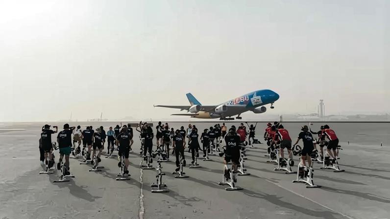 Aula fitness na pista do Aeroporto de Dubai