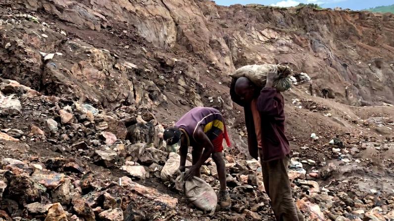 Artisanal cobalt miners in the DRC. Image by The International Institute for Environment and Development. CC BY-NC-ND 2.0
