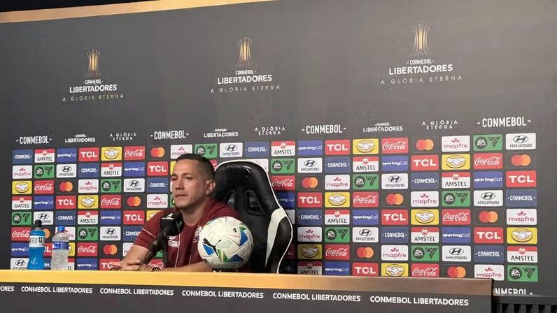 Técnico do Nacional Potosí lamenta eliminação na Libertadores — Foto: Larissa Ramos