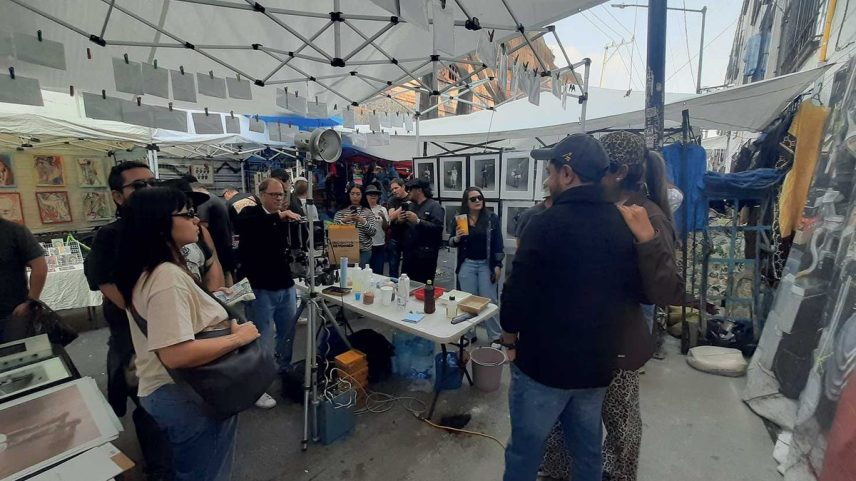 Art-curious shoppers at La Lagunilla visit the market’s Galería Tianguis Neza