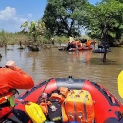 Equipes de Londres atuam em resgate durante inundações em Moçambique