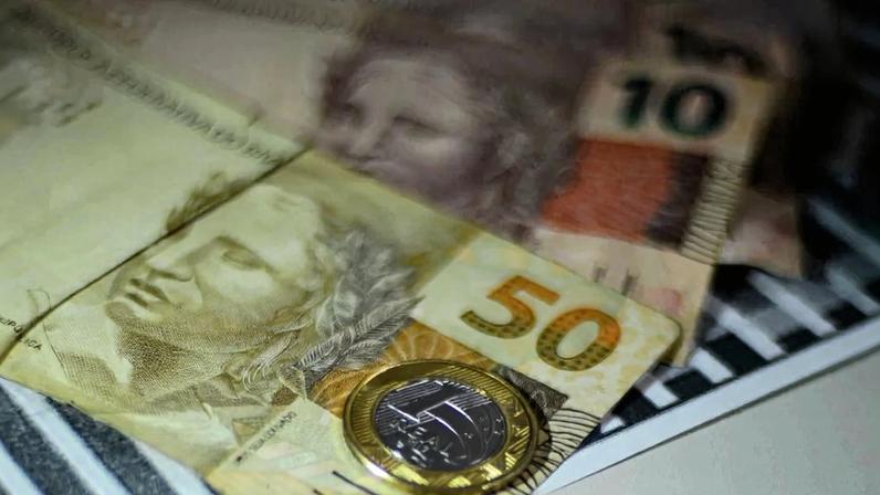 Salário mínimo de R$1.621 começa a ser pago nesta segunda