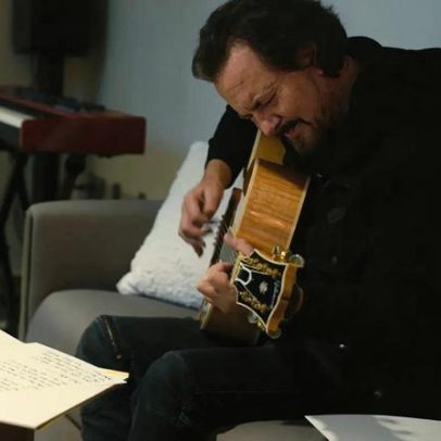 Eddie Vedder e Jill tentam salvar crianças cujas vidas foram transformadas pelo Pearl Jam