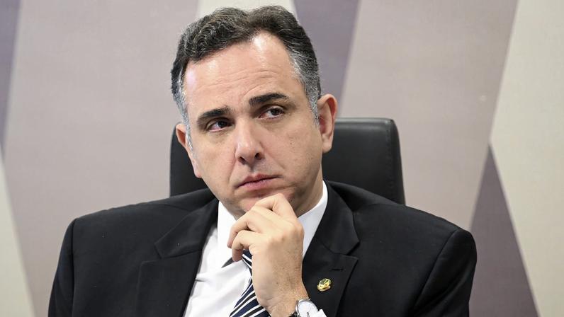 O ministro da Fazenda, Fernando Haddad, foi um dos integrantes da comitiva que passou por Índia, Coreia do Sul e Emirados Árabes Unidos. Na foto, o ministro cumprimenta o presidente sul-coreano, Lee Jae-myung. — Foto: Ricardo Stuckert/PR