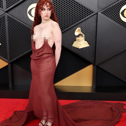 Chappell Roan nos Grammys 2026 com look ousado de piercings falsos