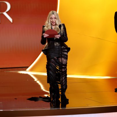 Cher erra nome do vencedor do Grammy, cita Luther Vandross