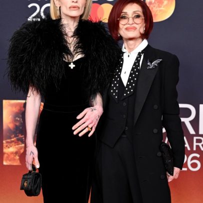 Kelly Osbourne encanta no BRIT Awards 2026 com Sharon após defesa da silhueta