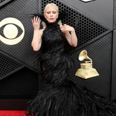 Lady Gaga faz alusão a Black Swan no red carpet dos Grammys 2026