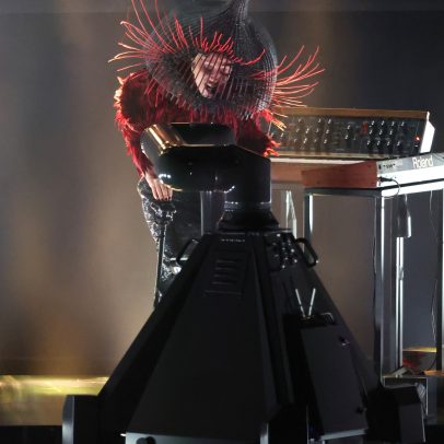 Lady Gaga reinterpreta Abracadabra com novo toque rock durante Grammys 2026