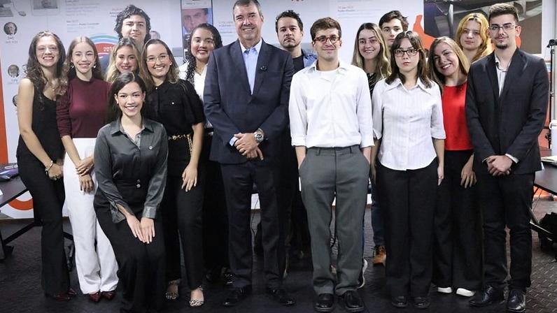 Na imagem, o governador Eduardo Riedel (PP) com os trainees do Poder360