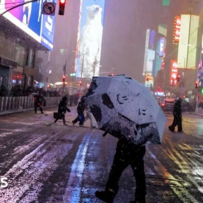 Nova York restringe viagens com tempestade de neve; milhares de voos cancelados