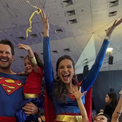 Ex-BBBs Kamilla e Elieser curtem bailinho infantil com os filhos