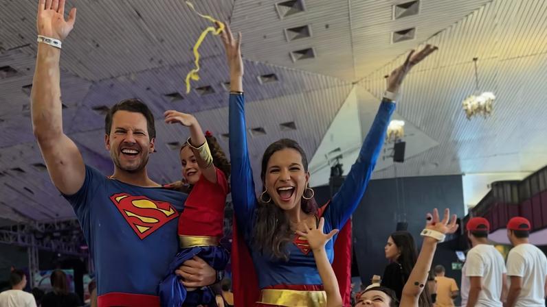 Elieser e Kamilla Salgado levam os filhos, Victoria e Bento, ao CarnaJuve, em São Paulo — Foto: Reprodução/Instagram