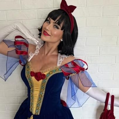 Ellen Roche explica ausência das escolas de samba e brilha em bloco de rua